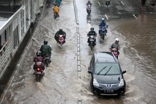 Aksi nekat pemotor lawan arah hindari banjir di Daan Mogot