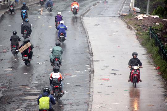 Aksi nekat pemotor lawan arah hindari banjir di Daan Mogot