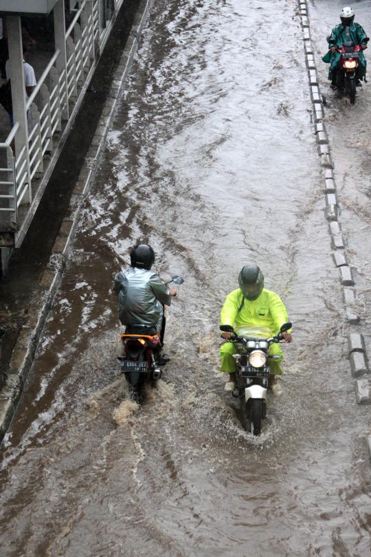 Aksi nekat pemotor lawan arah hindari banjir di Daan Mogot