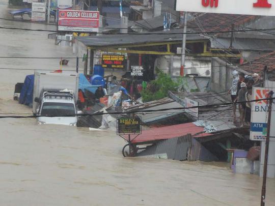 Parahnya banjir Pantura, ribuan rumah terendam, macet menggila