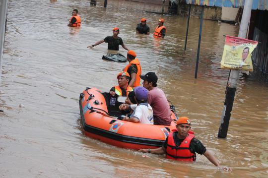 Aksi pasukan baret oranye evakuasi korban banjir Cililitan