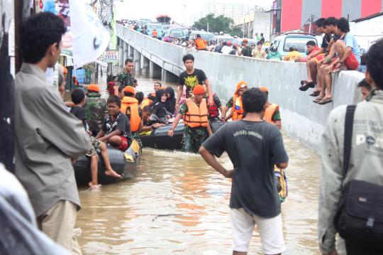 Aksi pasukan baret oranye evakuasi korban banjir Cililitan