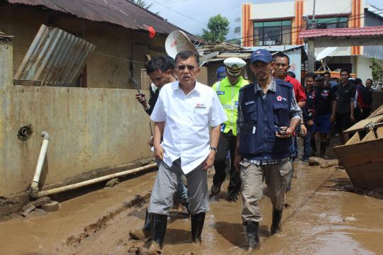 Pakai sepatu boot, JK tinjau korban banjir bandang di Manado