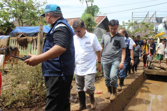 Pakai sepatu boot, JK tinjau korban banjir bandang di Manado