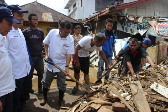 Pakai sepatu boot, JK tinjau korban banjir bandang di Manado