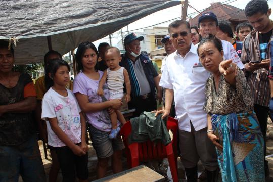 Pakai sepatu boot, JK tinjau korban banjir bandang di Manado