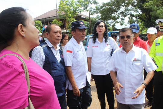 Pakai sepatu boot, JK tinjau korban banjir bandang di Manado