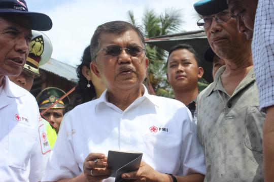 Pakai sepatu boot, JK tinjau korban banjir bandang di Manado