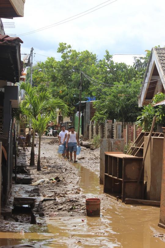 Dampak akibat banjir bandang menerjang Manado