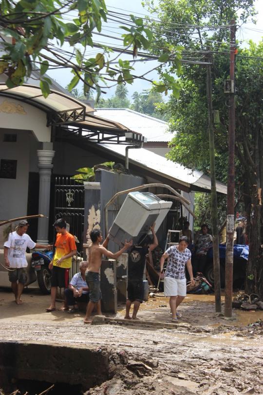 Dampak akibat banjir bandang menerjang Manado