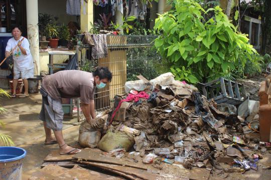 Dampak akibat banjir bandang menerjang Manado