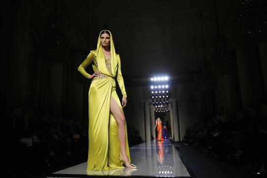 Tampil bergaya seksi dan unik di Fashion Haute Couture