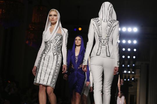 Tampil bergaya seksi dan unik di Fashion Haute Couture