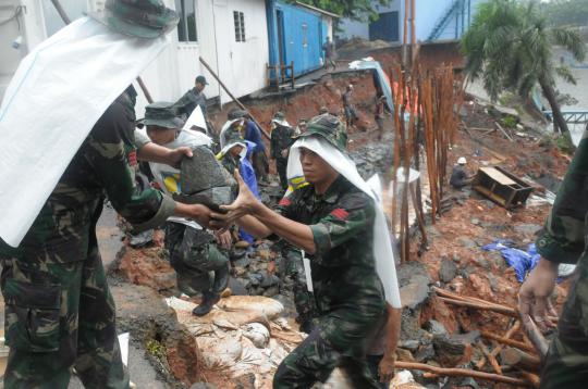 Anggota TNI perbaiki tanggul Waduk Setiabudi yang longsor