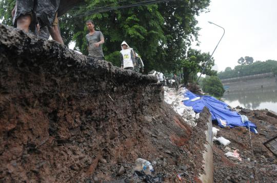 Anggota TNI perbaiki tanggul Waduk Setiabudi yang longsor