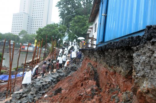 Anggota TNI perbaiki tanggul Waduk Setiabudi yang longsor