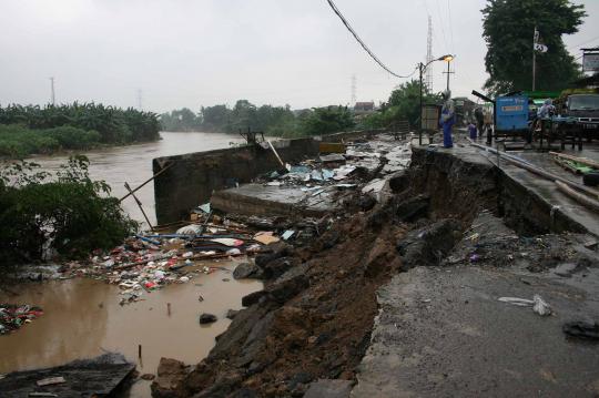 Parahnya jalan ambles di Bekasi gara-gara banjir