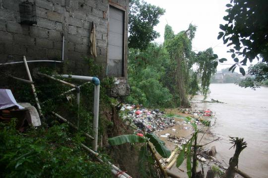 Parahnya jalan ambles di Bekasi gara-gara banjir