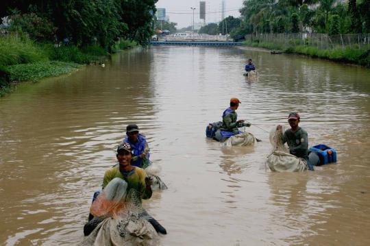 Aksi nekat warga mencari ikan di Kalimalang