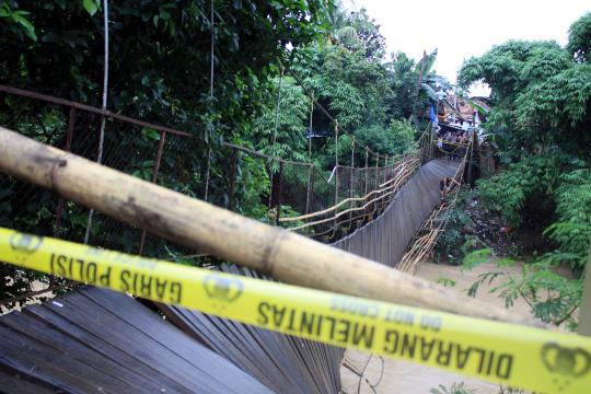Ini jembatan putus di Banten, banyak orang tercebur