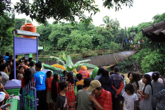 Ini jembatan putus di Banten, banyak orang tercebur