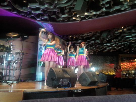 Aksi centil Cherry Belle di launching EVERCOSS A7T