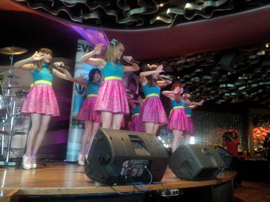 Aksi centil Cherry Belle di launching EVERCOSS A7T