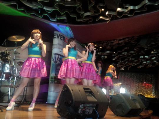Aksi centil Cherry Belle di launching EVERCOSS A7T