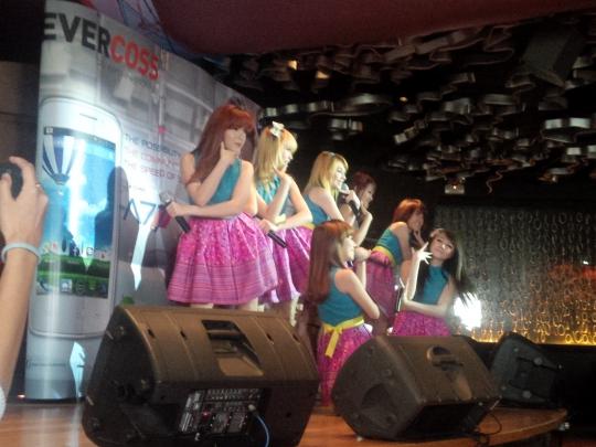 Aksi centil Cherry Belle di launching EVERCOSS A7T
