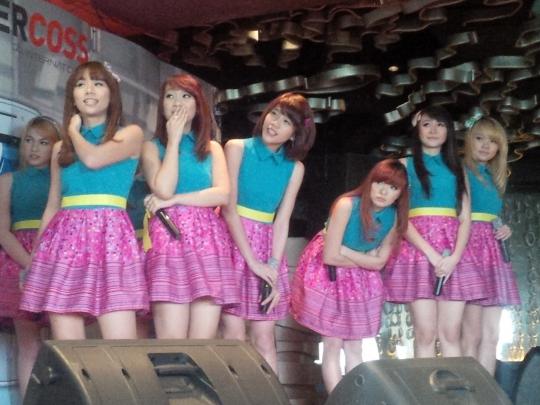 Aksi centil Cherry Belle di launching EVERCOSS A7T
