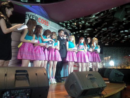 Aksi centil Cherry Belle di launching EVERCOSS A7T