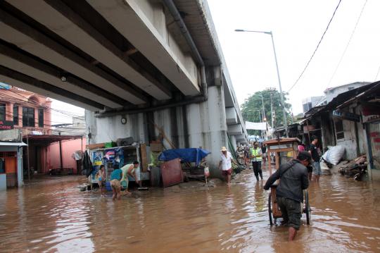 Banjir hingga 2 meter rendam wilayah Kalibata