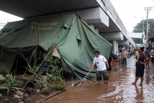 Banjir hingga 2 meter rendam wilayah Kalibata