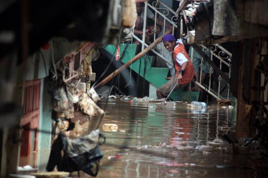 Banjir hingga 2 meter rendam wilayah Kalibata