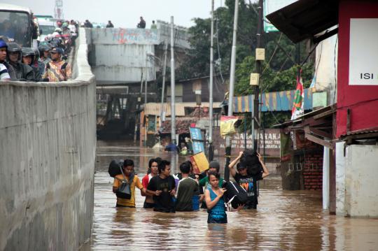 Banjir hingga 2 meter rendam wilayah Kalibata