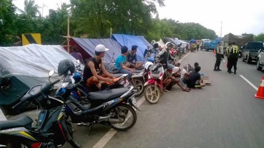 Korban banjir ngungsi di Tol Merak, arus lalin macet hingga 1 km