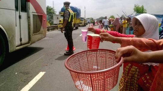 Korban banjir ngungsi di Tol Merak, arus lalin macet hingga 1 km