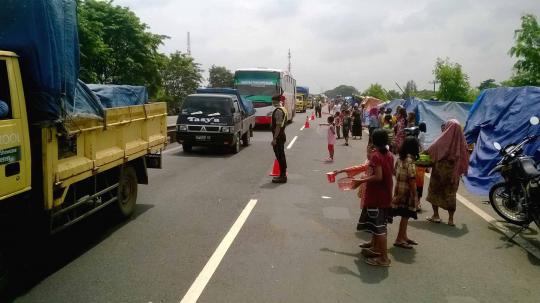 Korban banjir ngungsi di Tol Merak, arus lalin macet hingga 1 km