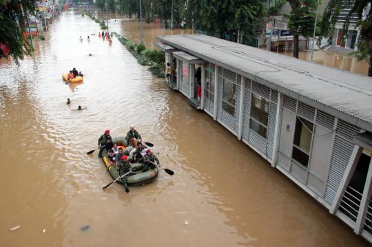 Jalan Otista lumpuh total terendam banjir 1,5 meter