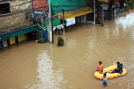 Jalan Otista lumpuh total terendam banjir 1,5 meter