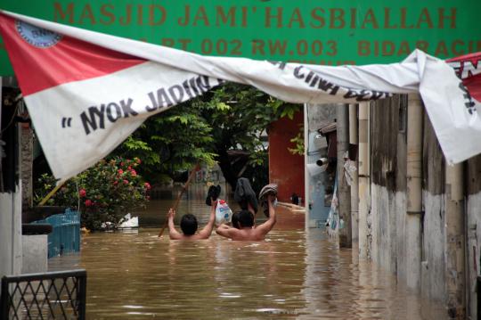 Jalan Otista lumpuh total terendam banjir 1,5 meter