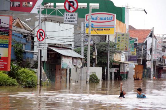 Jalan Otista lumpuh total terendam banjir 1,5 meter