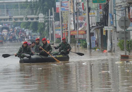 Aksi Brimob & Kopassus evakuasi korban banjir Kampung Melayu