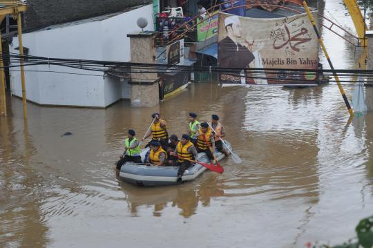 Aksi Brimob & Kopassus evakuasi korban banjir Kampung Melayu