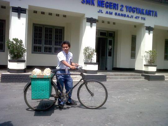 Kisah siswa SMK di Yogya rela jualan slondok untuk biaya sekolah