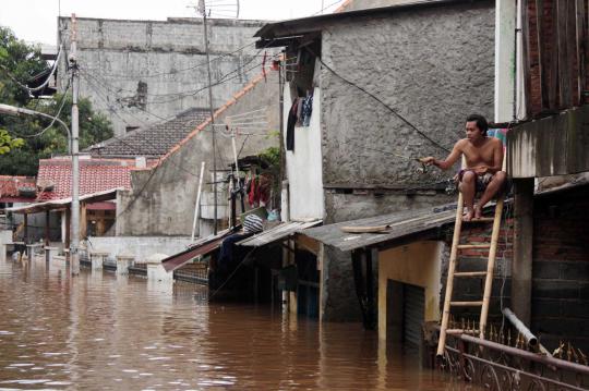 Tanggul Ciliwung jebol, banjir hingga 2 meter rendam Kebon Baru