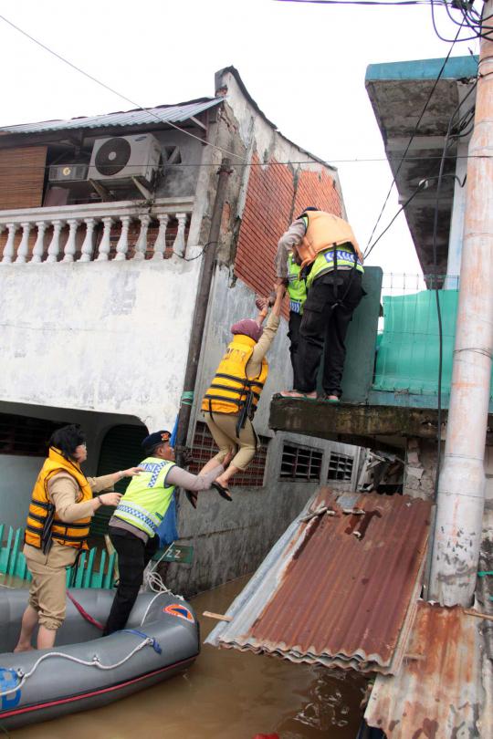 Tanggul Ciliwung jebol, banjir hingga 2 meter rendam Kebon Baru