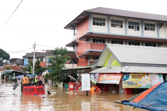 Tanggul Ciliwung jebol, banjir hingga 2 meter rendam Kebon Baru