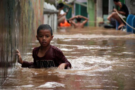 Tanggul Ciliwung jebol, banjir hingga 2 meter rendam Kebon Baru