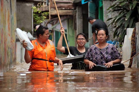Tanggul Ciliwung jebol, banjir hingga 2 meter rendam Kebon Baru